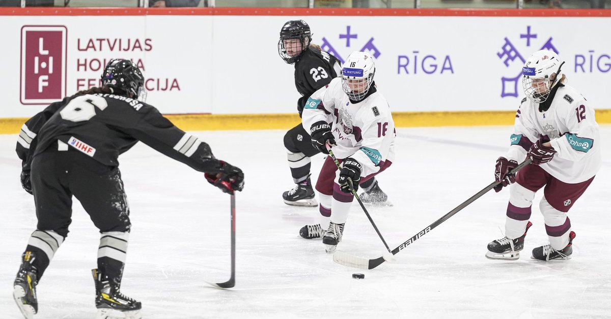 Latvijas jaunās hokejistes turpina graut pretinieces pasaules čempionātā Rīgā