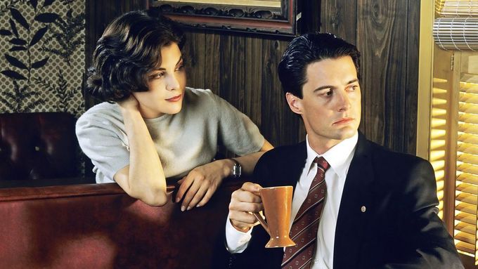 Úvodní znělka Městečka Twin Peaks s hudbou Angela Badalamentiho. Na fotografii jsou Kyle MacLachlan a Sherilyn Fenn. Foto: Profimedia.cz