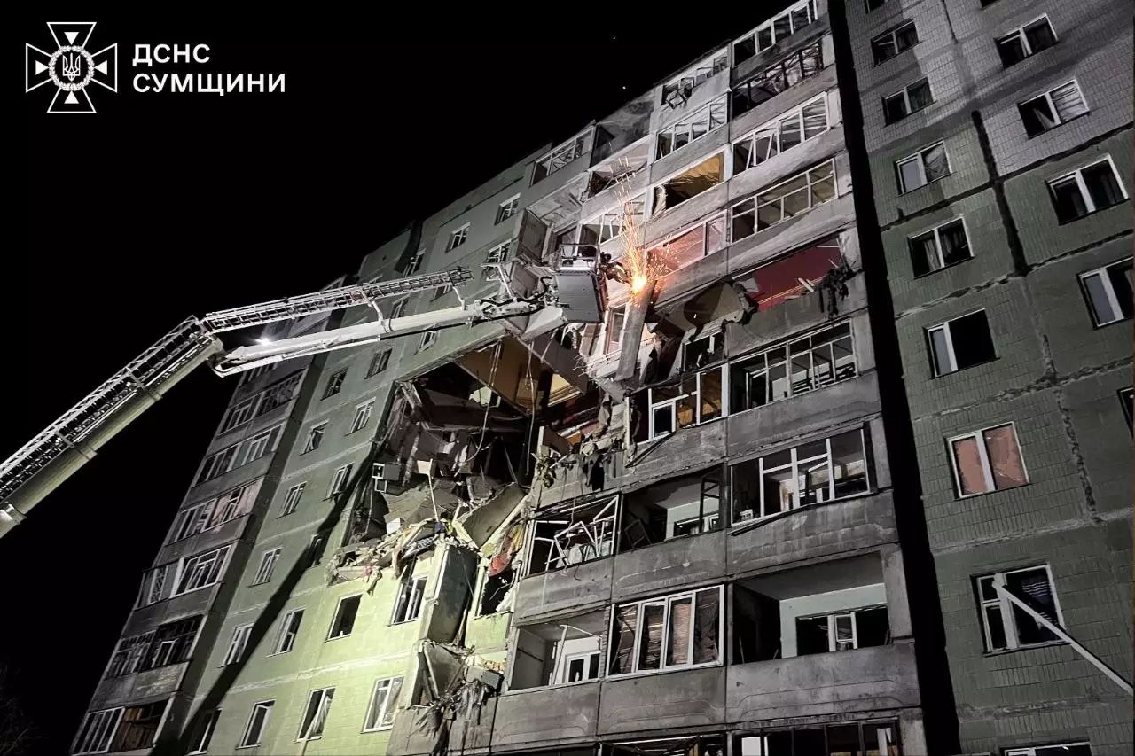 Photo diffusée par les services d'urgence ukrainiens le 30 janvier 2025 montrant des pompiers luttant contre un incendie dans un immeuble touché par une frappe russe à Soumy