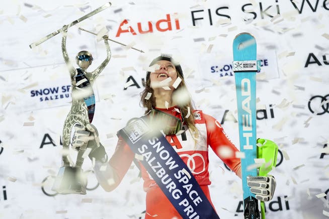 Camille Rast freut sich über zweiten Weltcupsieg.