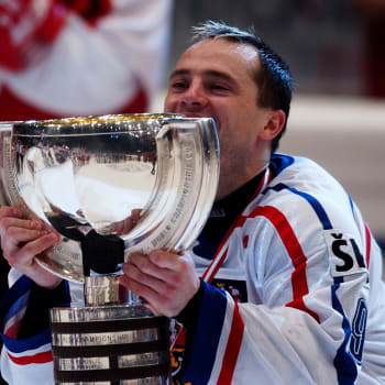 David Výborný míří do Síně slávy. Zde drží jako kapitán trofej pro mistry světa v ledním hokeji poté, co český tým 15. května ve Vídni porazil ve finále Kanadu 3:0.