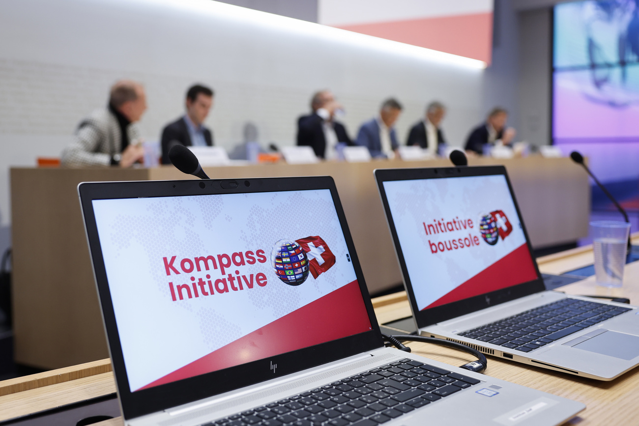 The Compass Initiative calls for important treaties to be approved by the people and the cantons. The aim behind this is to prevent new agreements with the EU, such as those the federal government is currently negotiating with Brussels. According to the website, the focus is on preventing the "dynamic adoption of law".