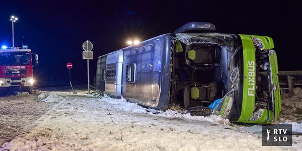 V nesreči avtobusa družbe Flixbus v Nemčiji umrla dva potnika
