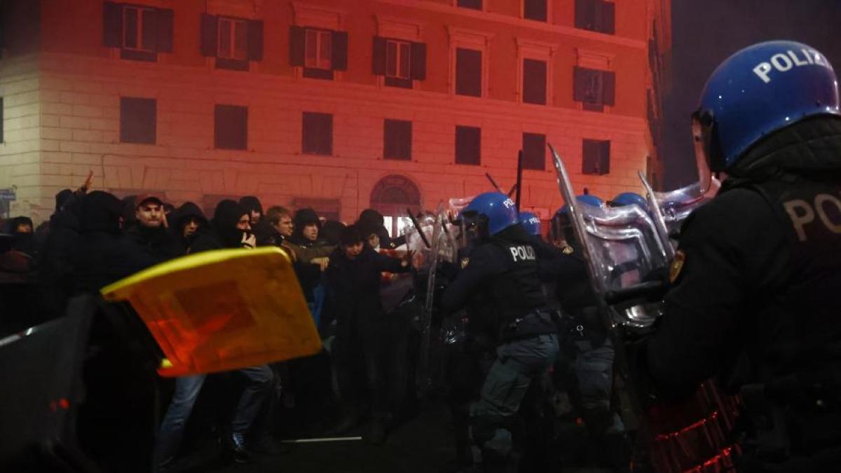 Morte di Ramy, scontri al corteo a Roma: fumogeni, bombe carta, poi la carica dei poliziotti. Agenti e manifestanti feriti