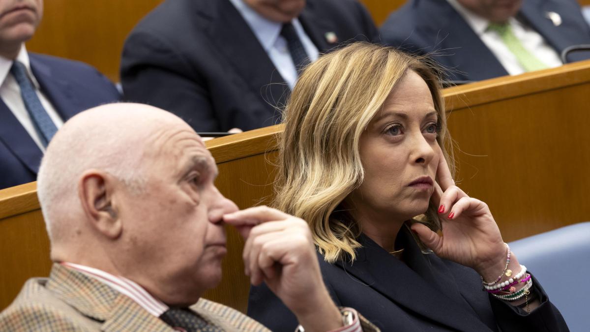 Giorgia Meloni è indagata per favoreggiamento e peculato per il caso Almasri, insieme a Piantedosi, Nordio e Mantovano. Lei: «A testa alta e senza paura»