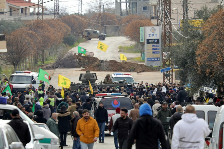Une barricade à Borj El Mlouk, sur la route de Kfar Kila, dans le sud du Liban, où des habitants déplacés se sont rassemblés dans l'espoir de pouvoir rentrer chez eux malgré le maintien de troupes israéliennes, le 26 janvier 2025 ( AFP / Rabih DAHER )