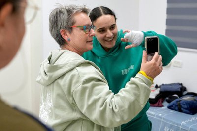 Išlaisvinta įkaitė Emily Domari su savo motina