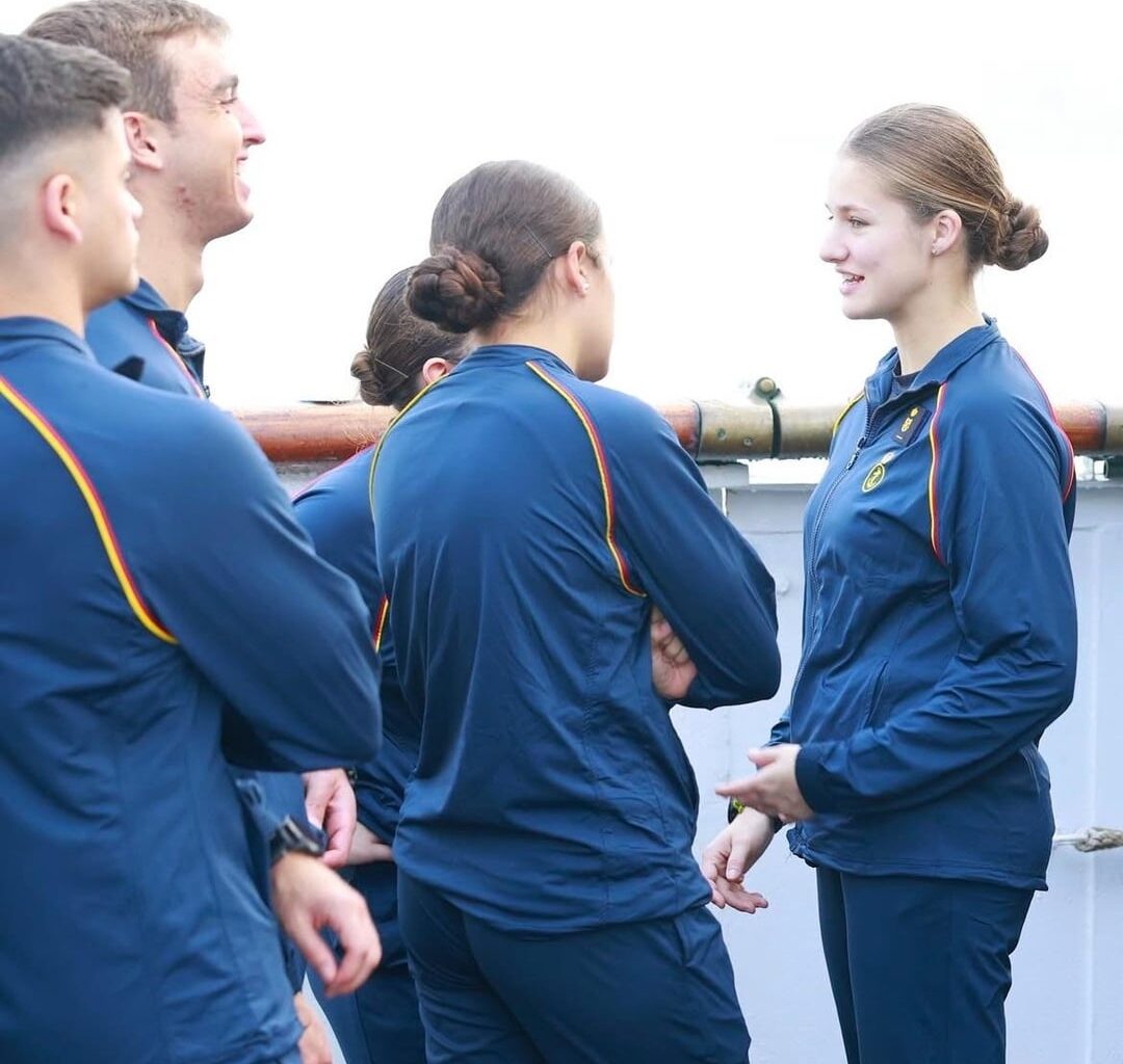 The Princess of Asturias participates, as a first-class midshipman, in various seamanship training and manoeuvring activities, including mast climbing, on the training ship “Juan Sebastián de Elcano”.