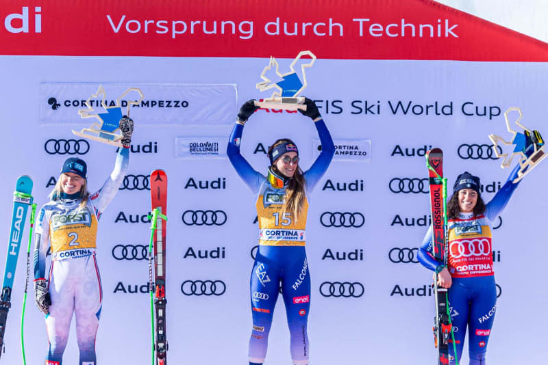 (L-R) Italy's first placed Sofia Goggia, Norway's second placed Kajsa Vickhoff Lie, and Italy's third placed Federica Brignone celebrate on the podium after the Women's downhill of the AUDI FIS Alpine Skiing World Cup in Cortina D'ampezzo. Tommaso Berardi/Ipa Sport / Ipa/LiveMedia/IPA/dpa
