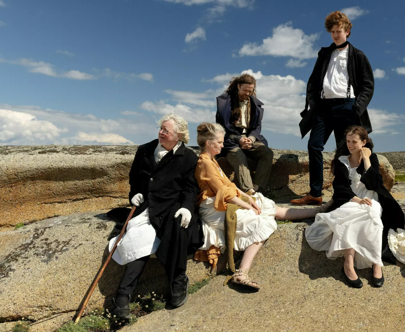 KUNSTNERFAMILIE: Familien Nerdrum. Her er Odd Nerdrum (t.v.), Turid Spildo Nerdrum, Bork Spildo Nerdrum, Öde Spildo Nerdrum og Aftur Spildo Nerdrum avbildet. Myndin Spildo Nerdrum er ikke til stede. Foto: Agnete Brun / NRK