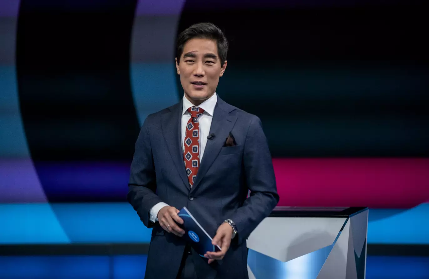 BEKLAGER: «Debatten»-programleder Fredrik Solvang beklager det som utspilte seg på direktesendt TV tirsdag kveld. Foto: Stian Lysberg Solum / NTB