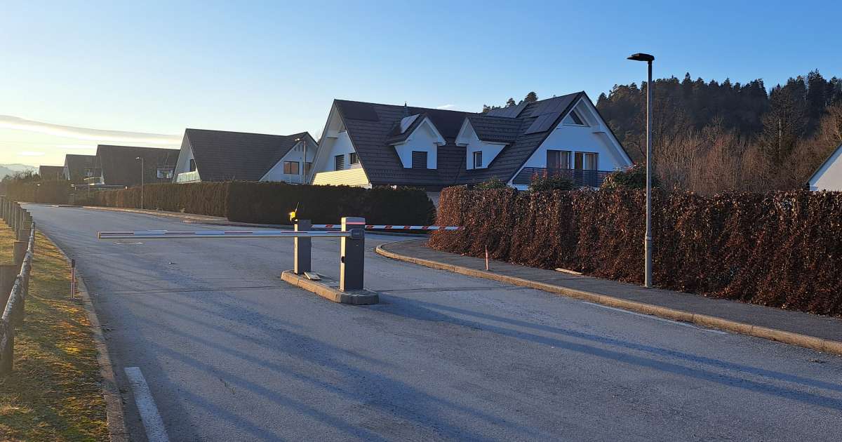 Zaprta javna cesta, na občini pa s prstom kažejo na prejšnjo županovo ekipo