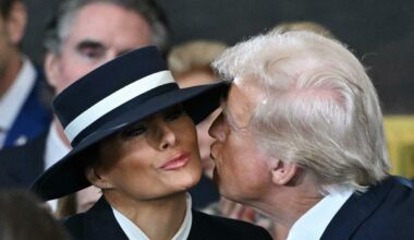 Melania Trump, il significato del look: cappello sugli occhi ed evita il bacio con Donald. Come è cambiata la first lady
