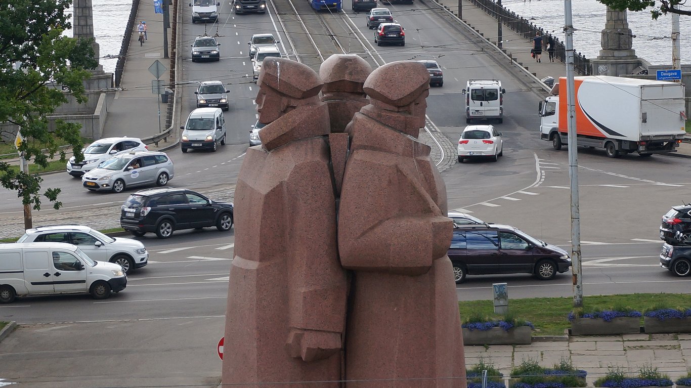 Arī Latviešu strēlnieku piemineklis jānojauc vai jāpārvieto / Raksts