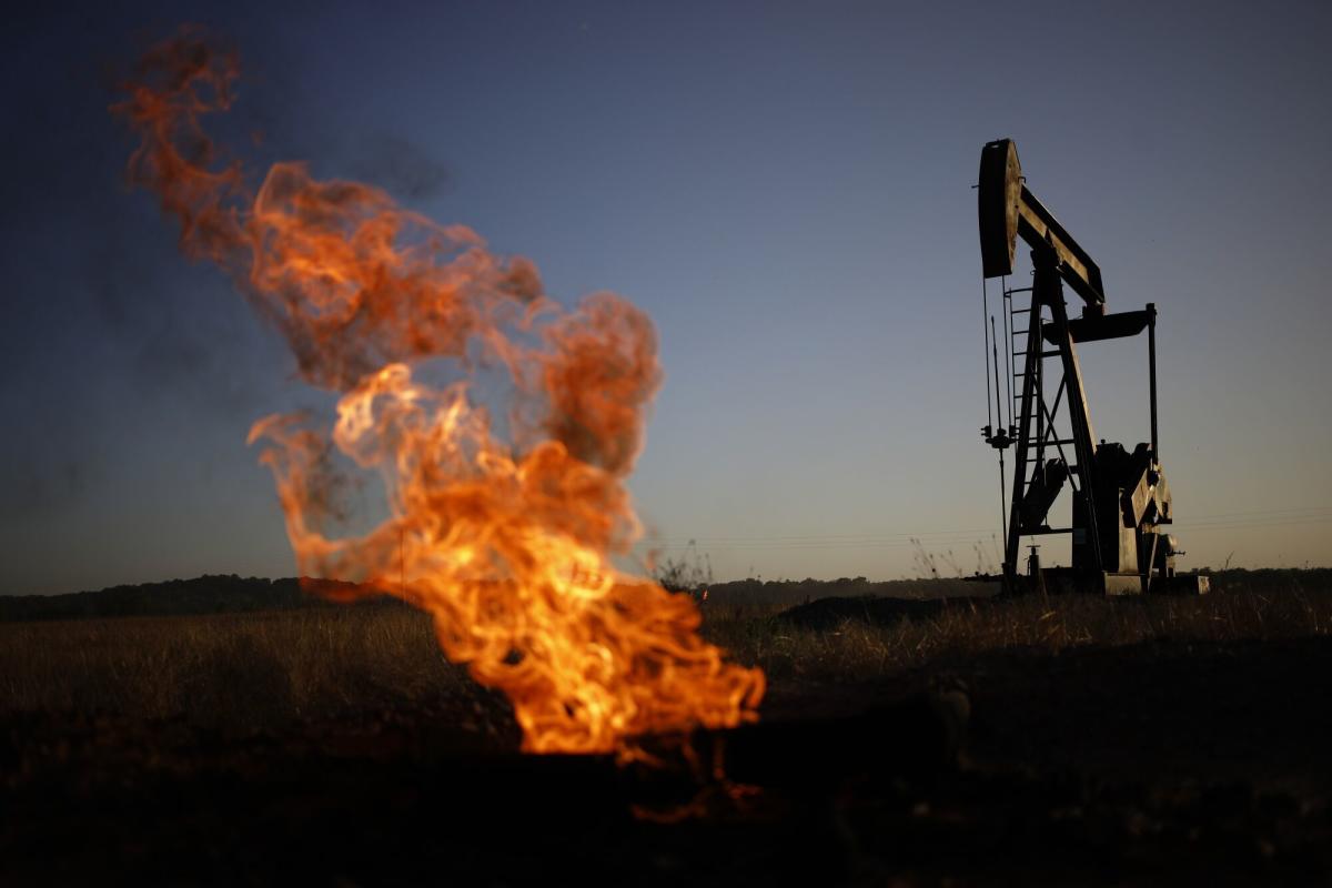Oil Advances as Trump’s Tariff Threats Unsettle Global Market