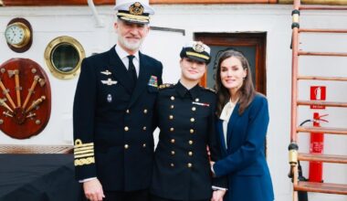 The King and Queen saying goodbye to Princess Leonor  before she sets out to sea