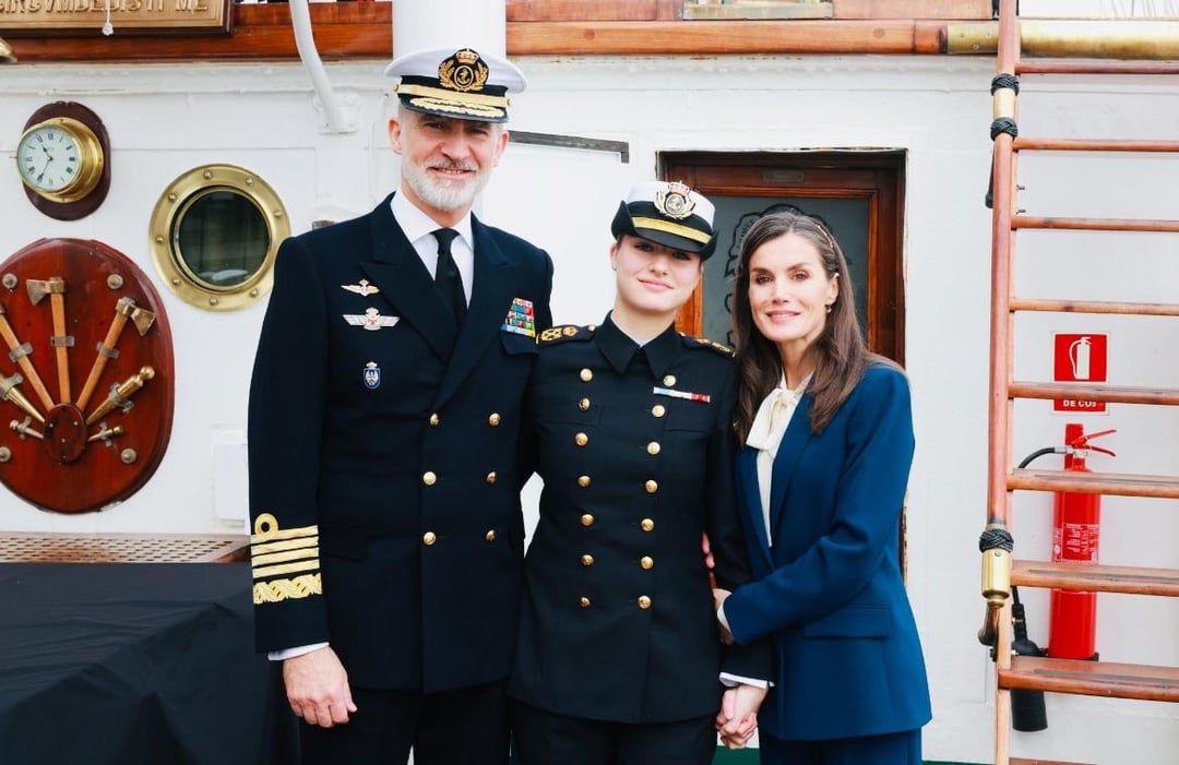 The King and Queen saying goodbye to Princess Leonor  before she sets out to sea