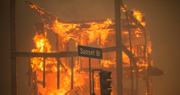 Zkáza v Los Angeles: Ničivý požár se rozšířil do Hollywoodu! Rozsáhlé evakuace, pláč a trosky