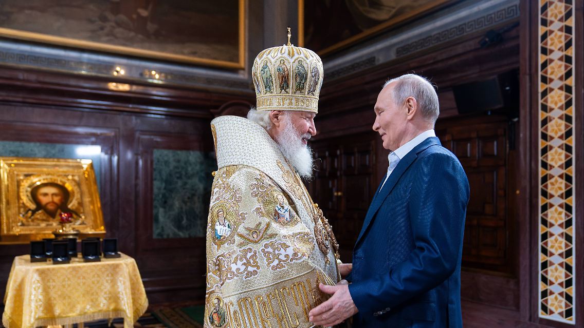 Weihrauchgeschwängert: Die beiden ehemaligen KGB-ler, Patriarch Kyrill und Kremlchef Putin, freuen sich beim Weihnachtsgottesdient in Moskaus Christ-Erlöser-Kathedrale.