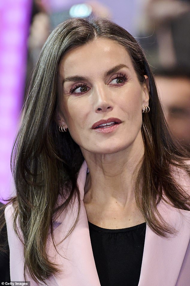 The 52-year-old monarch kept her makeup to a minimum with a peach shadow dusted over her eyelid, warm bronzer to accentuate her cheekbones and a sparkly pink gloss on her lips