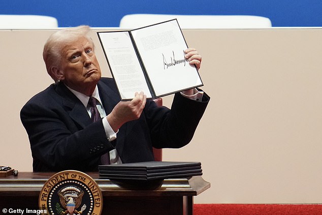 Donald Trump ordered sanctions on Colombia after it refused to allow U.S. Military flights of deported migrants land back in Colombia this weekend