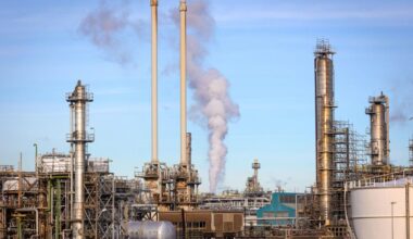 Oil Fluctuates as Traders Parse Conflicting Signals on Tariffs