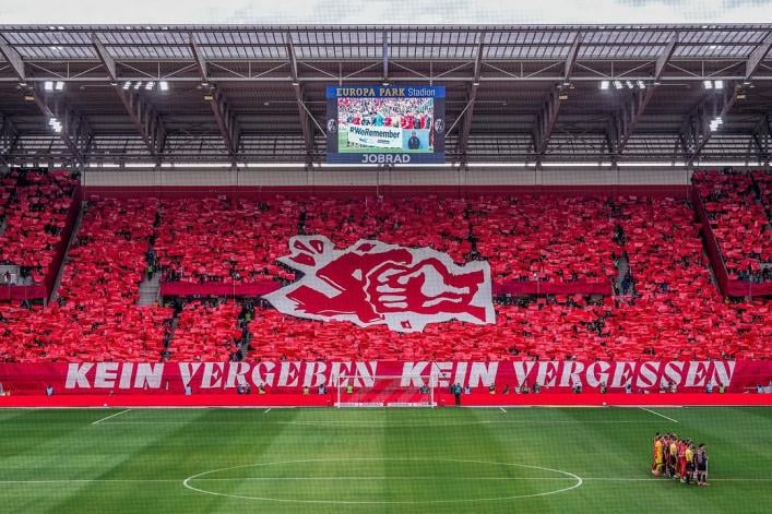 SC Freiburgs Tifo before the game against Bayern, 80 years after the liberation of Auschwitz. "No forgiving, no forgetting"