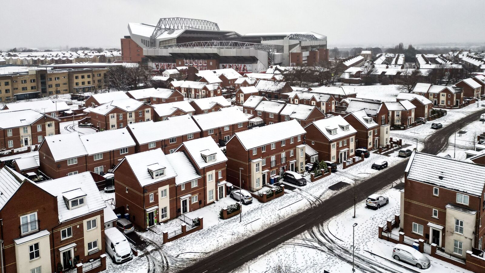 Winter storm paralyzes UK: Heavy snow forces airport closures, flights cancellations and power outages