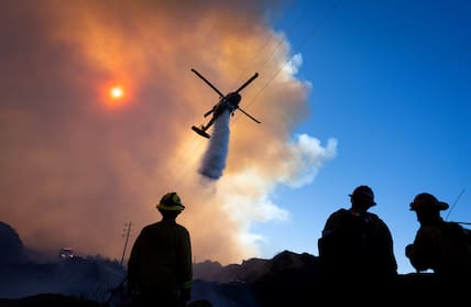 11.01.2025, USA, Los Angeles: Ein Hubschrauber wirft auf den Hügel hinter Pacific Palisades im Topanga State Park Löschwasser ab, um die Flammen zu bekämpfen.

Mit einem Hubschrauber wird aus der Luft gelöscht. (zu dpa: «Gegen Wind und Flammen kämpfen») Foto: Daniel A. Anderson/ZUMA Press Wire/dpa - Honorarfrei nur für Bezieher des Dienstes dpa-Nachrichten für Kinder +++ dpa-Nachrichten für Kinder +++