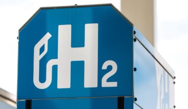 A sign denoting a hydrogen filling station.