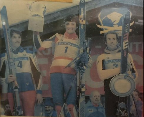 8 януари 1980 година. Петър Попангелов е на най-високото стъпало в Ленгрис (Германия). До него са вторият Александър Жиров (вляво) и един от най-великите в историята - Ингемар Стенмарк. След това чакахме да минат 45 години, за да повторим успеха. 
СНИМКА: АРХИВ