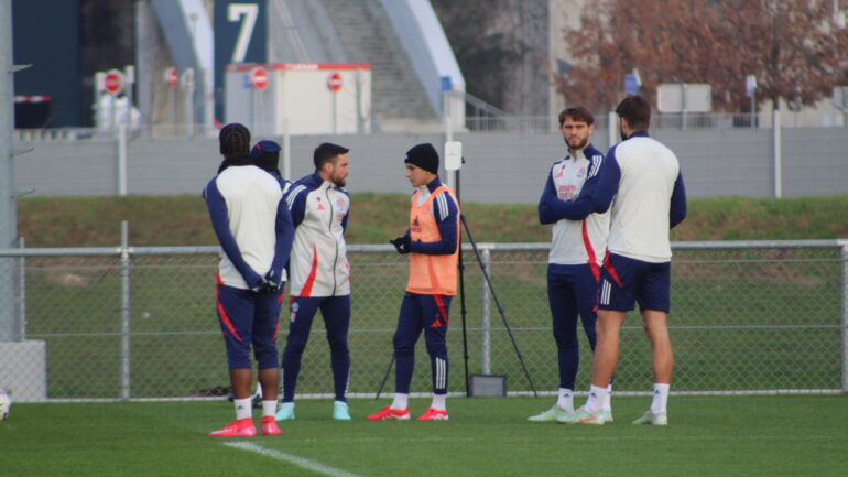 Thiago Almada en discussions avec Nicolas Tagliafico à l'entraînement de l'OL