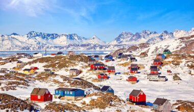Le Groenland (ici le village de Kulusuk) est le territoire le moins densément peuplé de la planète, avec 0,03 habitant par km2