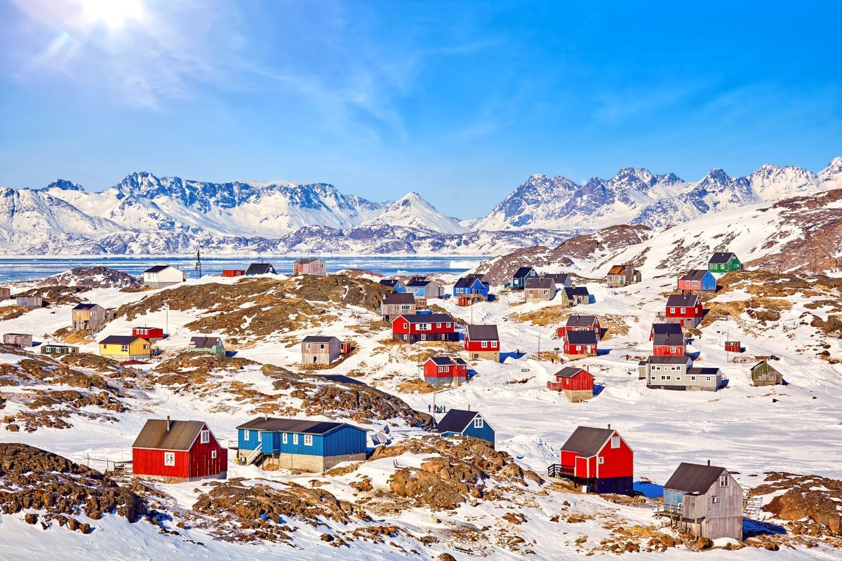 Le Groenland (ici le village de Kulusuk) est le territoire le moins densément peuplé de la planète, avec 0,03 habitant par km2