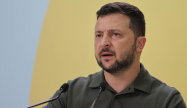 Ukraine : Zelensky veut se battre en 2025 sur le « champ de bataille » et à la « table des négociations »