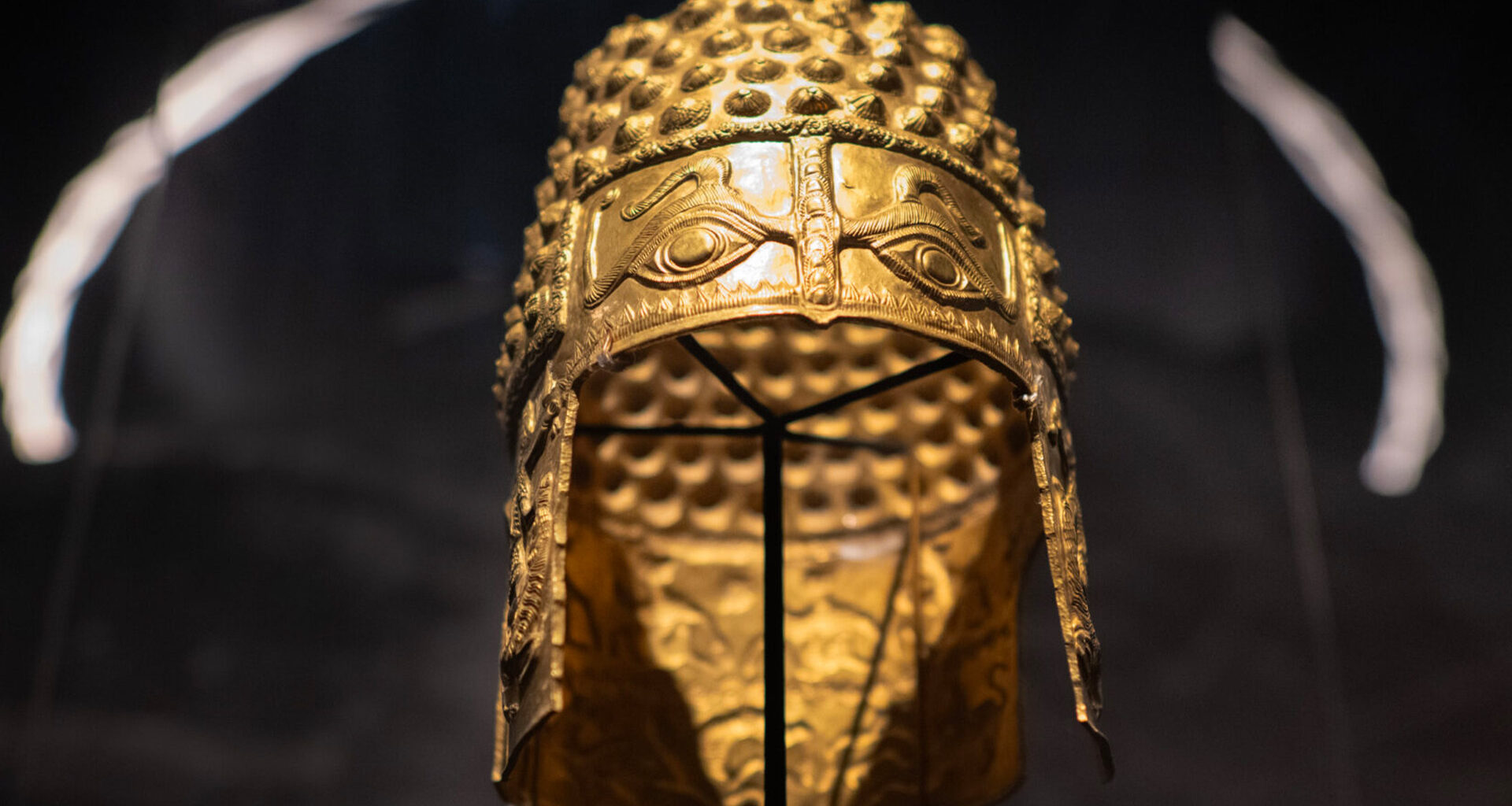 Police in the Netherlands are looking for a group of suspected thieves who stole a 2,400-year-old gold helmet from a museum after using explosives to break through the door.