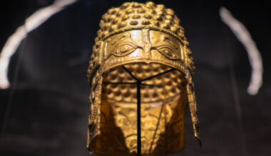 Police in the Netherlands are looking for a group of suspected thieves who stole a 2,400-year-old gold helmet from a museum after using explosives to break through the door.