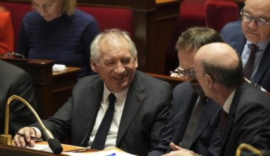 Le nouveau Premier ministre français François Bayrou survit à la motion de censure