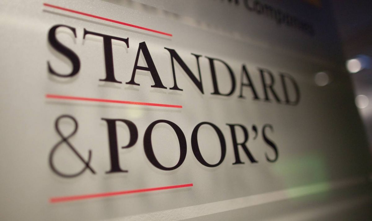 Standard & Poor’s avertizează: România riscă retrogradarea dacă deficitele rămân peste 6% din PIB