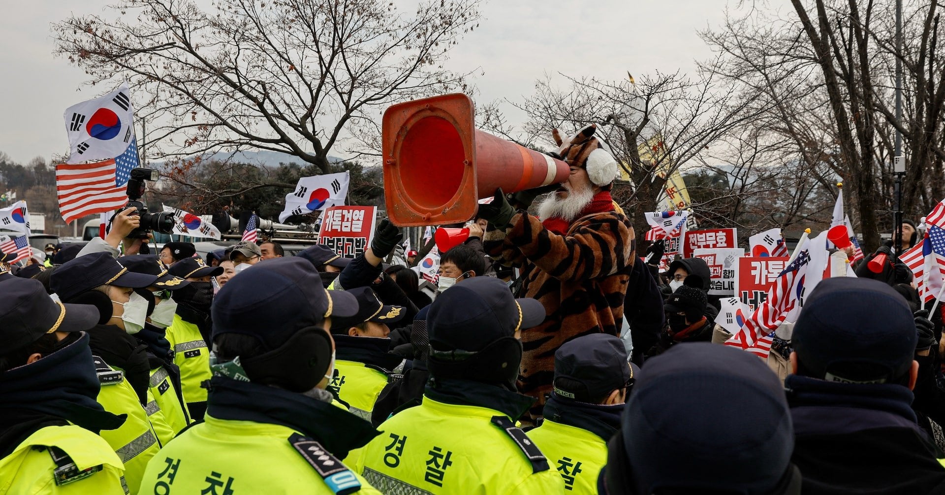 Detained South Korea's Yoon refuses questioning and challenges arrest