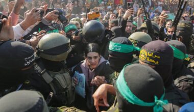 Hamás entrega a ocho rehenes en la mayor liberación de la tregua e Israel excarcela a 110 presos palestinos | Internacional