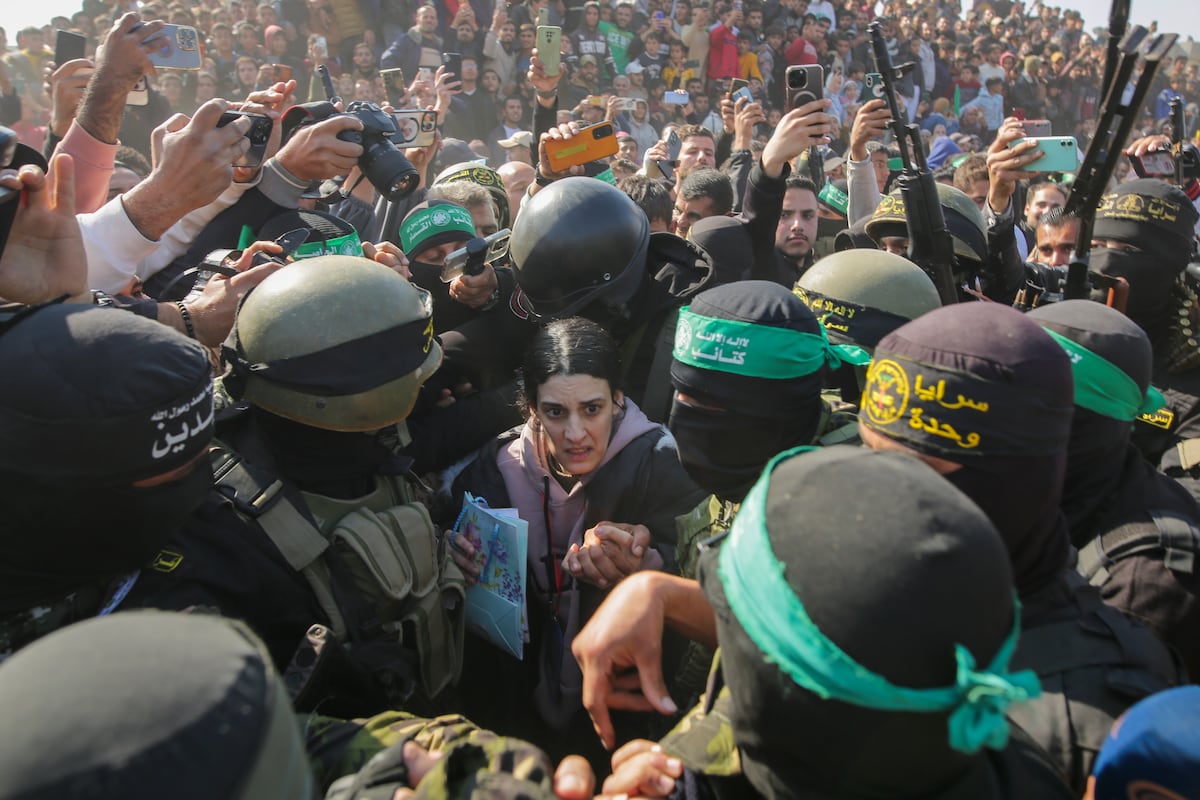 Hamás entrega a ocho rehenes en la mayor liberación de la tregua e Israel excarcela a 110 presos palestinos | Internacional