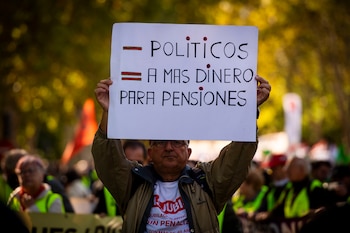 Un hombre porta una pancarta