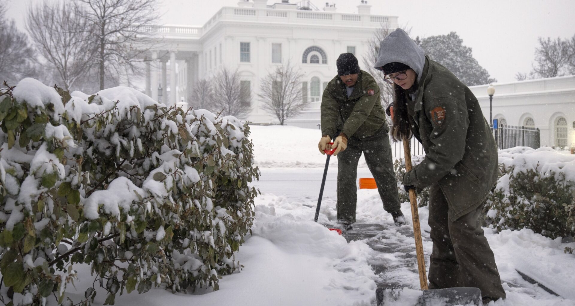 2nd round of snowstorm dumps more flakes on DC area, shuts down Reagan National runways