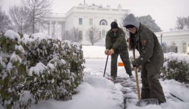 2nd round of snowstorm dumps more flakes on DC area, shuts down Reagan National runways