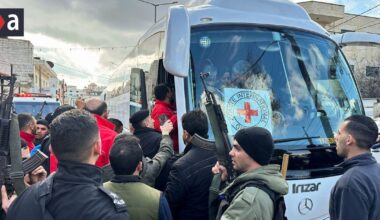 Autobusy s prepustenými Palestínčami opustil izraelské väznice
