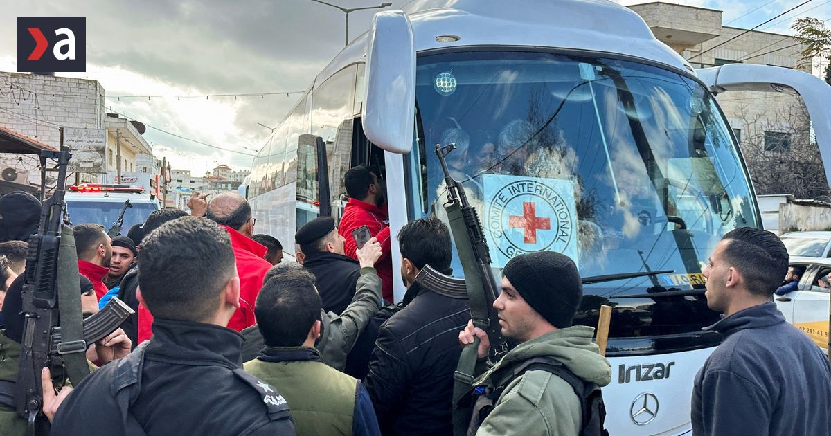 Autobusy s prepustenými Palestínčami opustil izraelské väznice
