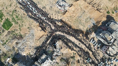 Imagen aérea del convoy de la Cruz Roja que trasportan entre la multitud, a los rehenes tras ser traspasados.