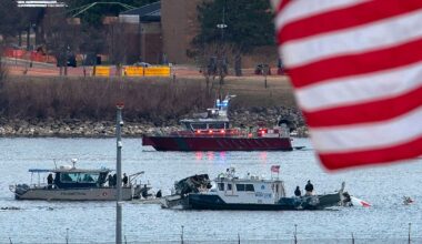 En av svarta lådorna bärgad efter flygolyckan i USA