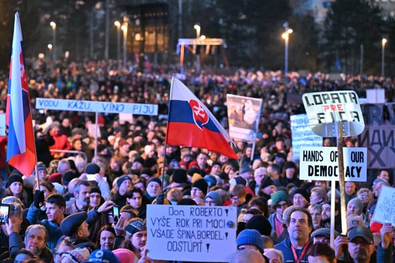 People gather at Freedom square as nationwide protests continue against Slovak Prime Minister Robert Fico's government. álek Václav/CTK/dpa